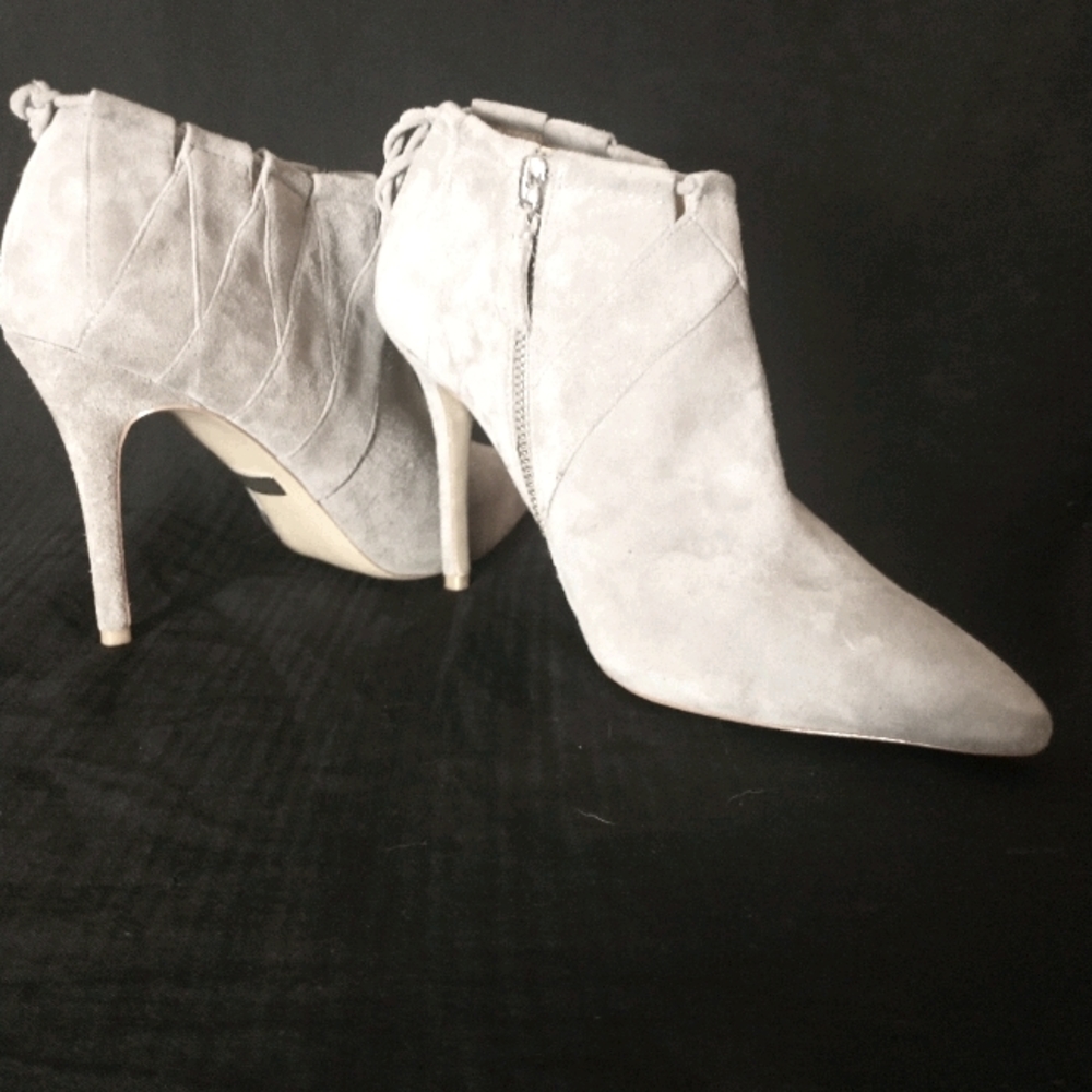 Badgley Mischka size 8 grey suede heels